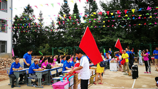 ���ǰ���� ��ů���ҡ�������77����ͳһҽҩ�����������޹�˾��������Сѧ��ѧ��